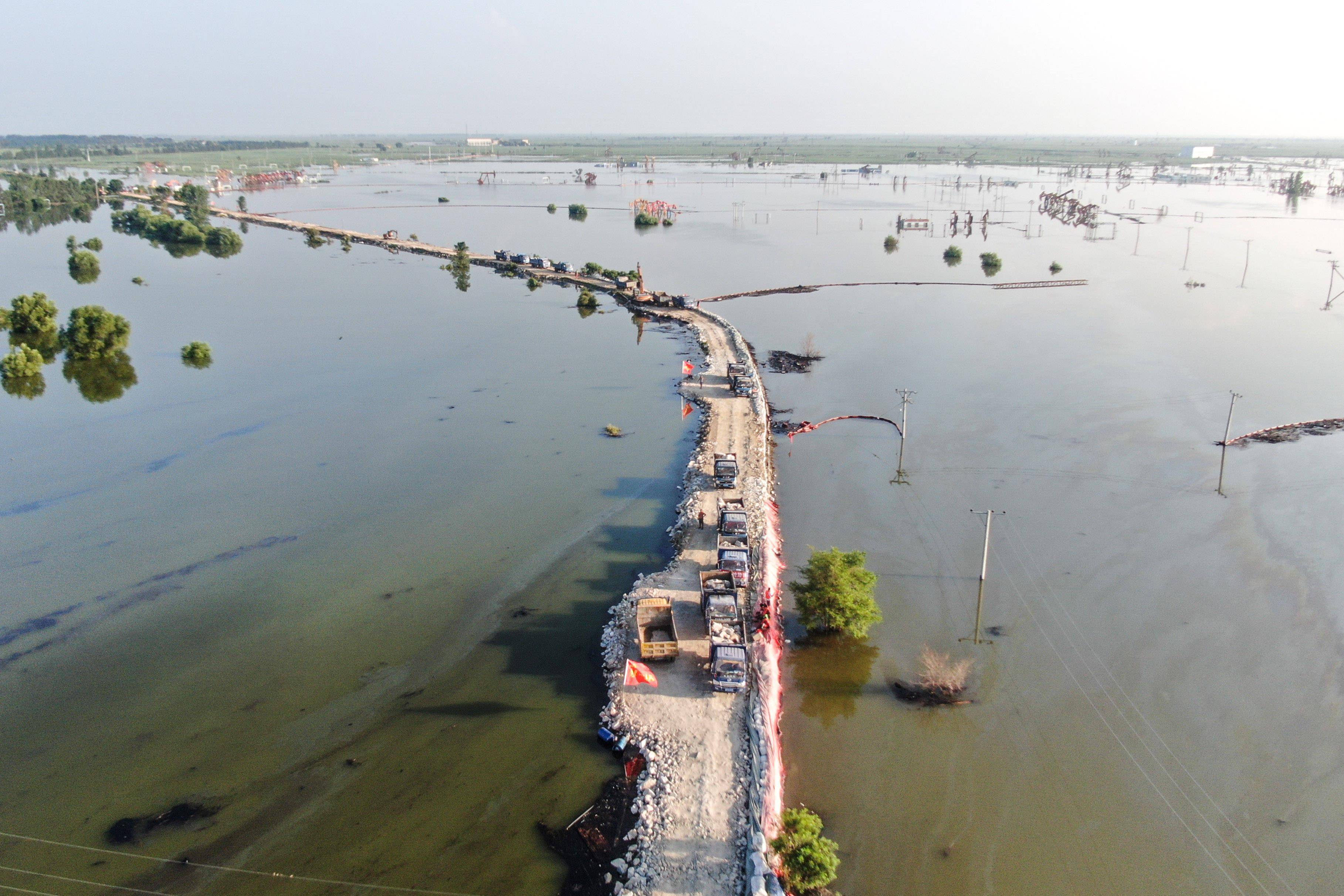 辽宁绕阳河溃口现场展开最后封堵决战