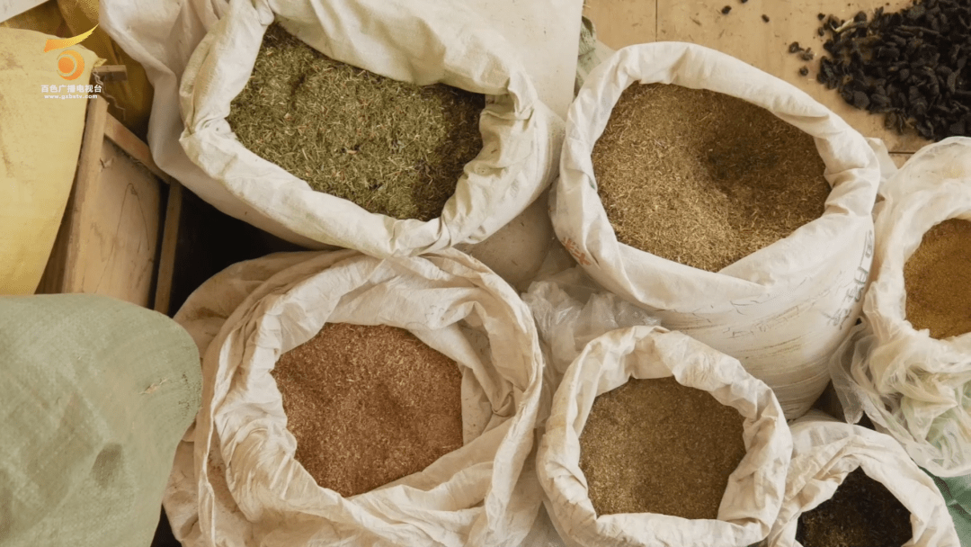 以前原料稀少,只有去山上采摘,但现在有了便利的交通,让凉茶的原料有