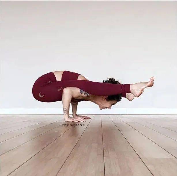 瑜伽前屈做到深入极致,原来这么简单?_双手_大腿_向后