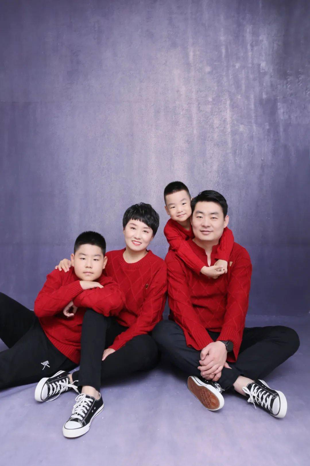 张岩一家的幸福美满离不开在他背后默默付出的妻子,做为一名贤内助