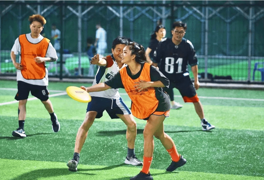 飞盘运动新时尚这群青年真会玩今晚2030直播