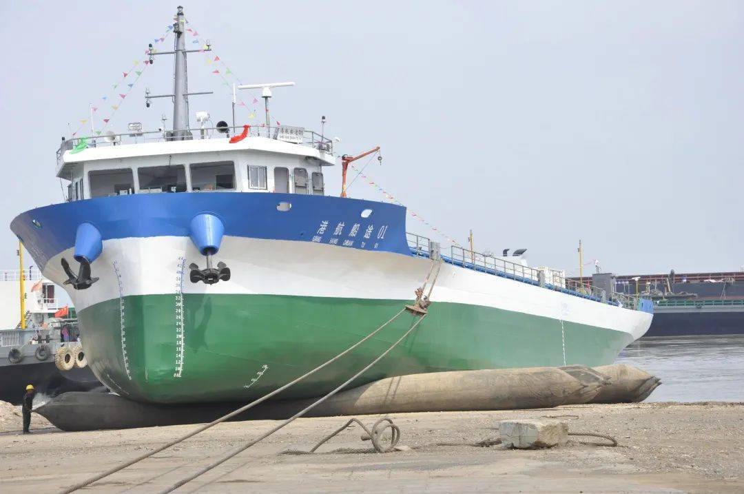 国内首艘3000吨级内河纯电集装箱船舶顺利吉水