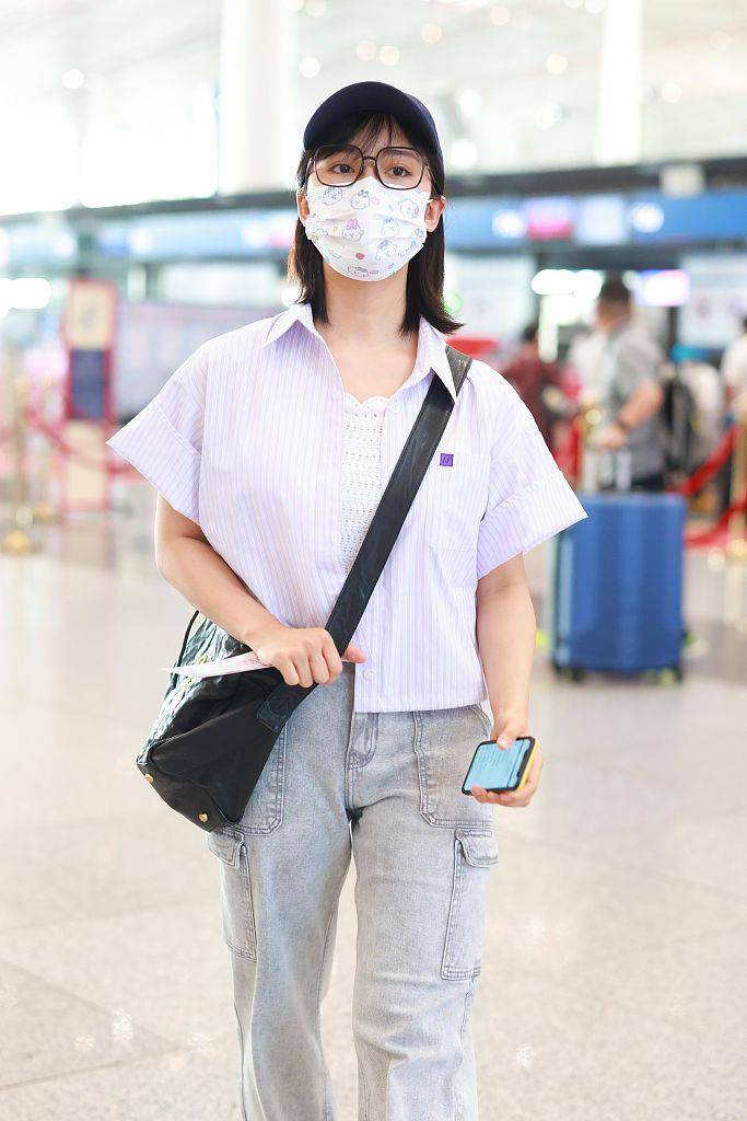 沈月戴棒球帽黑框眼镜文艺范条纹衬衫牛仔裤活力减龄