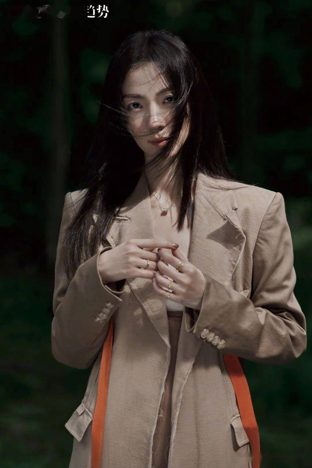 演员齐溪《九号摩登》杂志封面大片,身姿舒展骨相清雅_trendmo_neuf