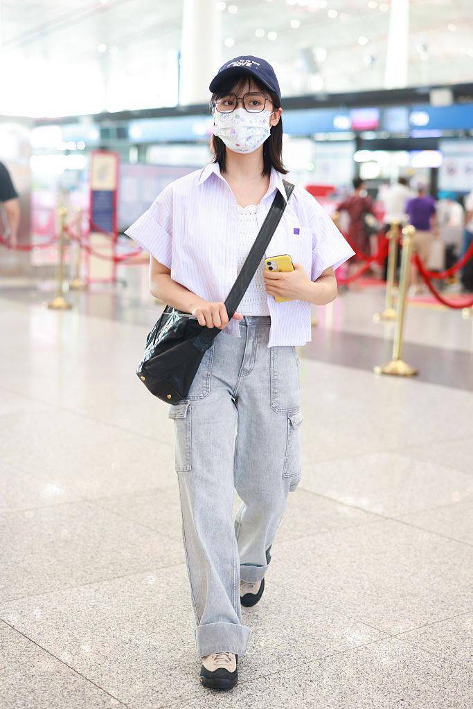 沈月戴棒球帽黑框眼镜文艺范条纹衬衫牛仔裤活力减龄