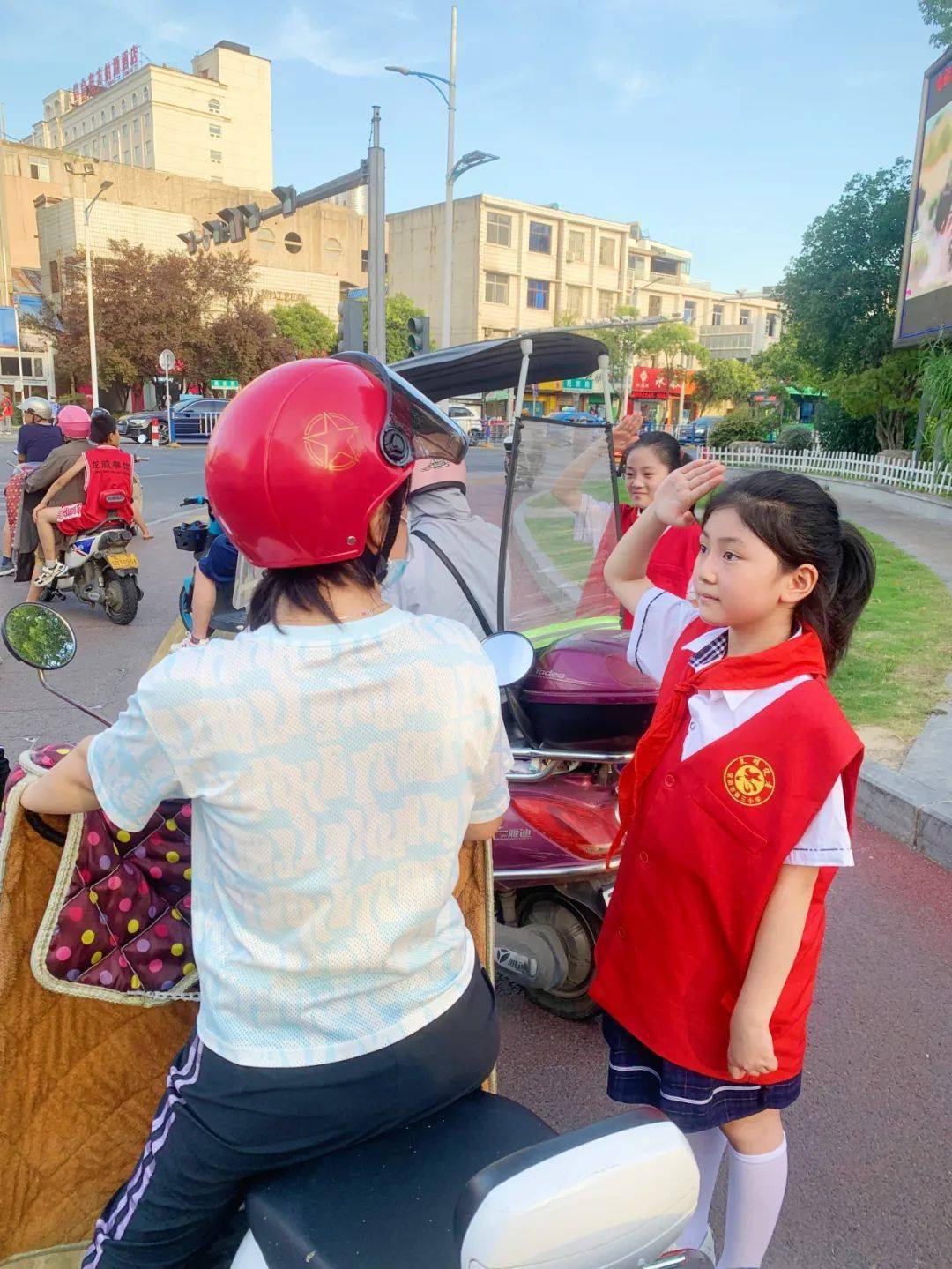 信阳市三小:争做城市小管家 红领巾引领文明新风尚_创文_行人_少先