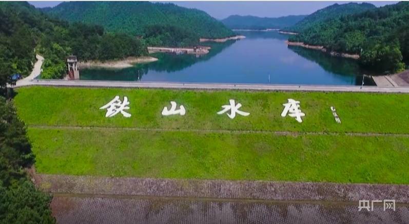 铁山水库(央广网发 视频截图)岳阳市已提前准备,科学蓄水保水,适时