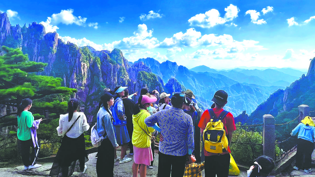 游客到黄山风景区避暑旅游