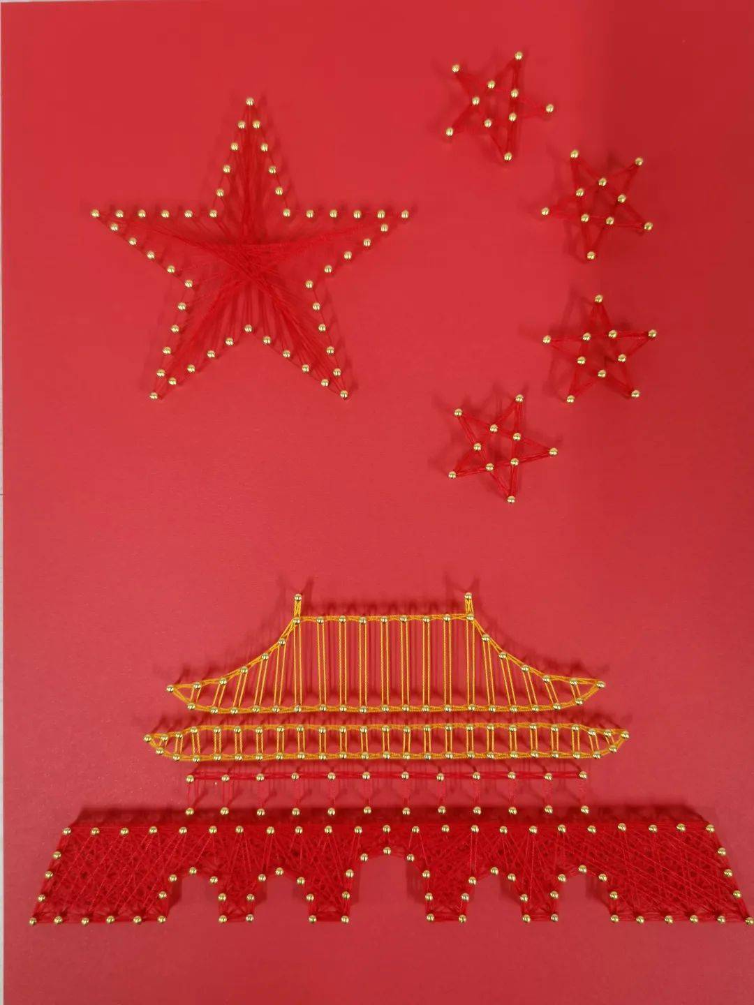 性元素象征着中国智慧与中国力量;文学院闪闪红心队以"钉子画"的形式