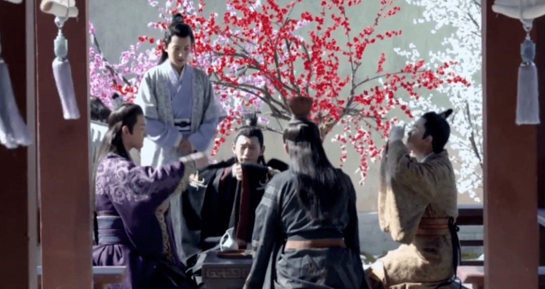 在古装剧中,我们经常看到这样一个喝酒的场景,一群人相对而坐,共同