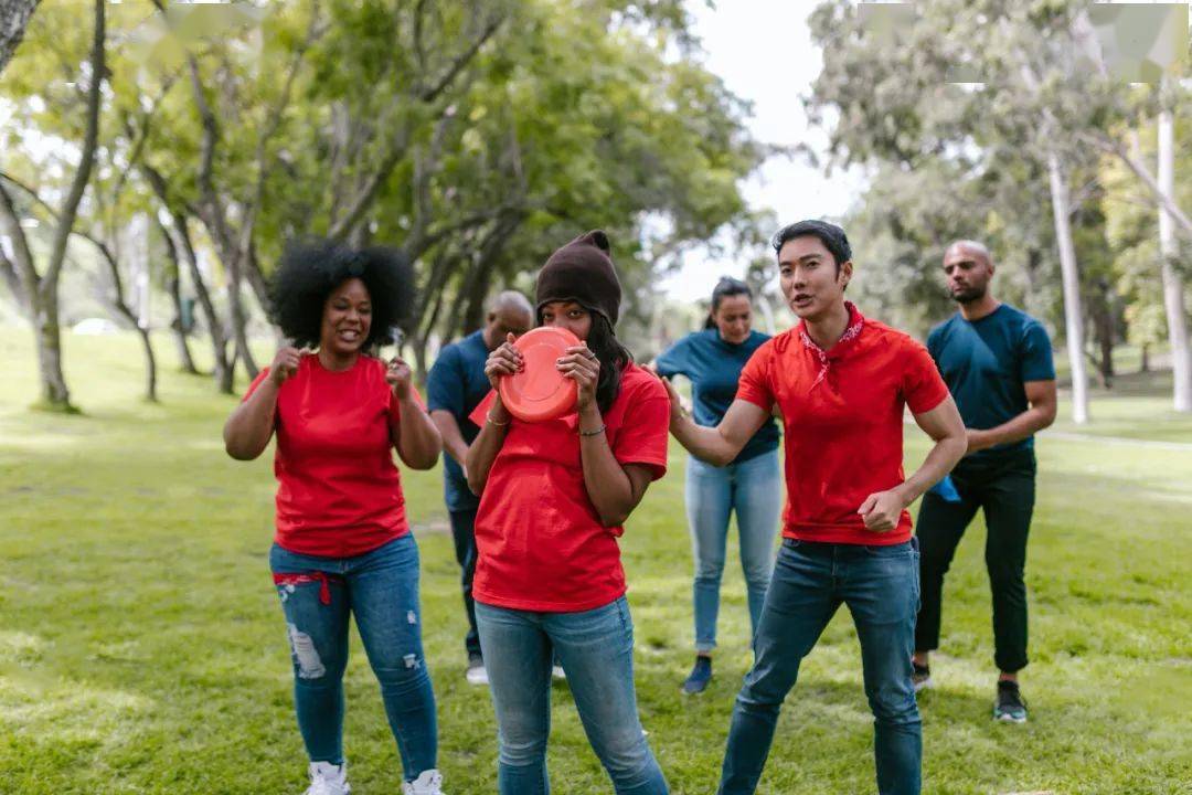 打开小红书,有关飞盘的笔记已经有25万 ,微博#极限飞盘#超话的阅读量