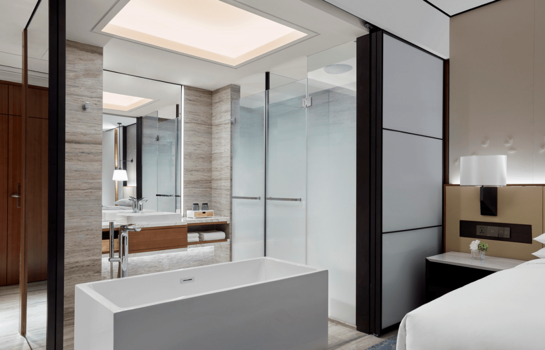 酒店主楼共设241间舒适典雅的客房,这次套餐入住的是42㎡ 豪华房,房间