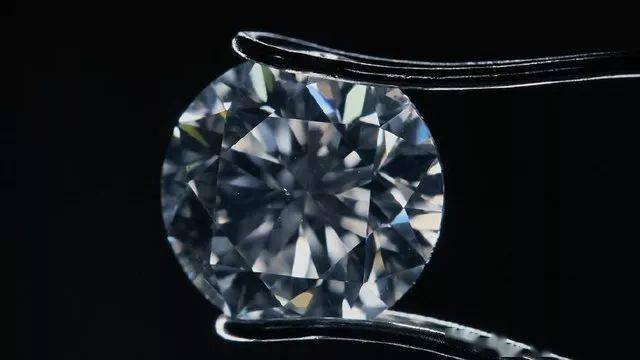 也叫羽状纹,英文名称feather,是指钻石内部或延伸至内部的裂隙,形似