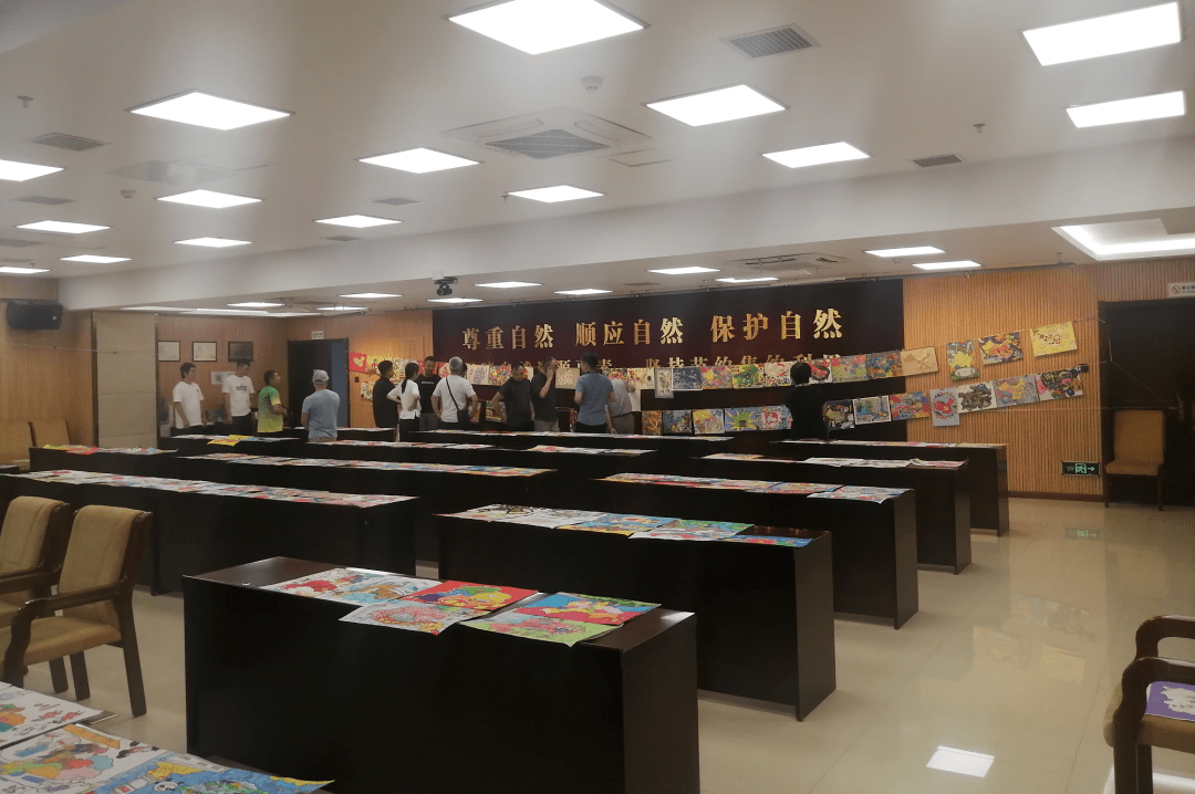 彩笔画,蜡笔画,素描,拼图等绘画形式一应俱全,剪纸,丝绸等传统中国