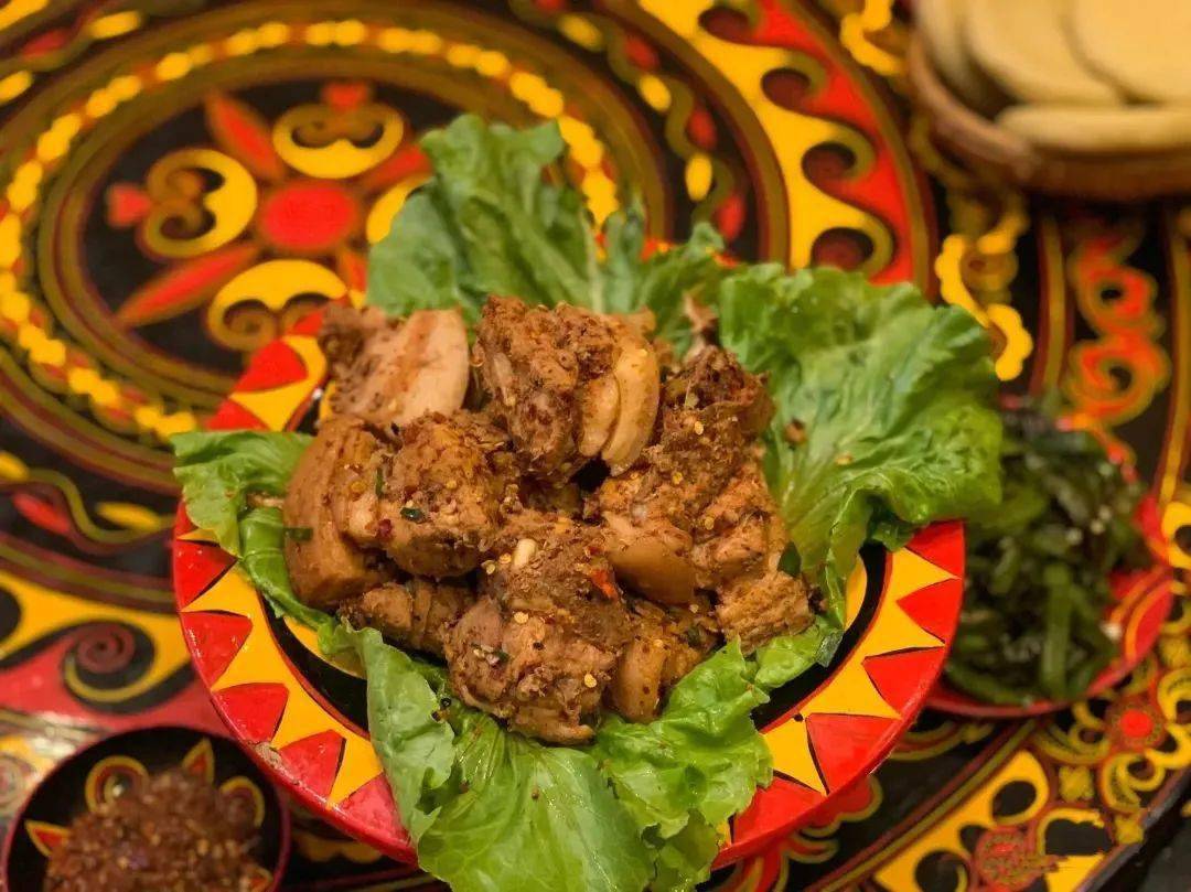 煮熟即成清香爽口,营养丰富虽然做法简单却充满彝族风味烤小猪儿肉