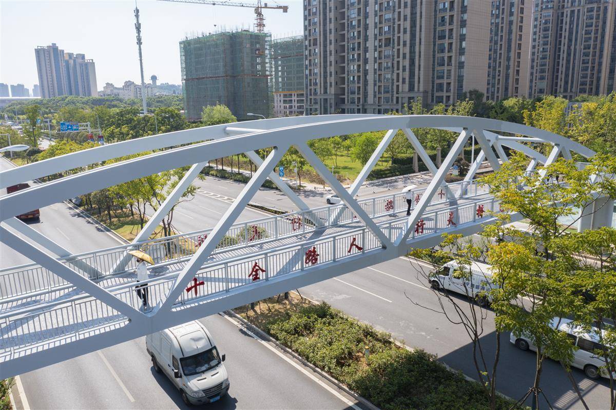2022年8月9日,在武汉市东西湖区金山大道十全路附近,一座全新的人行
