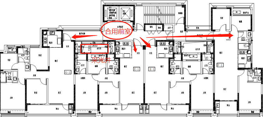单个单元同样两梯四户的布局,但四户只有一个合用电梯前厅,两个边套