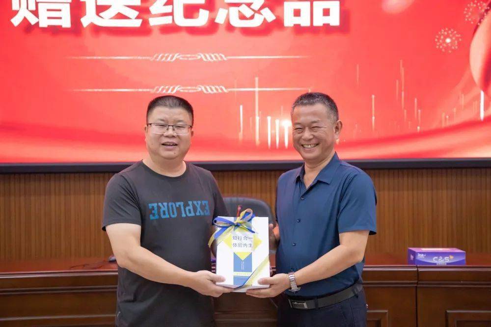 接着,兴国三中党总支书记,校长赵万胜上台讲话.