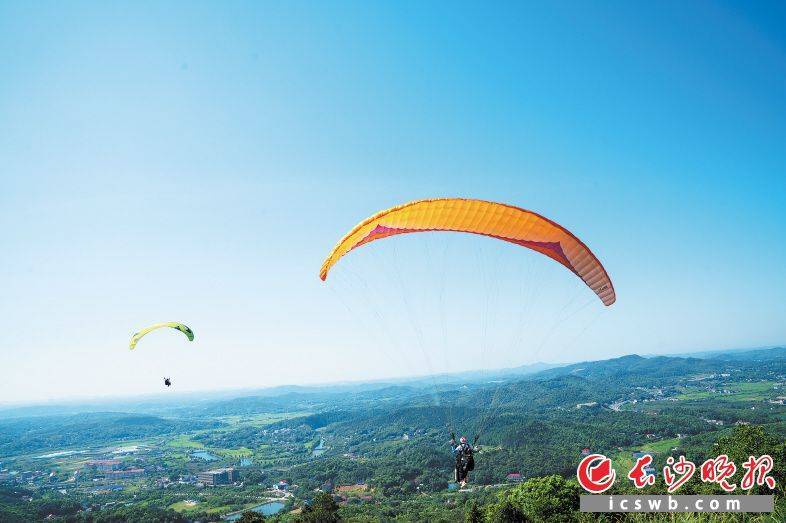 冲上云霄！滑翔伞成为不少市民游客消暑的网红打卡项目