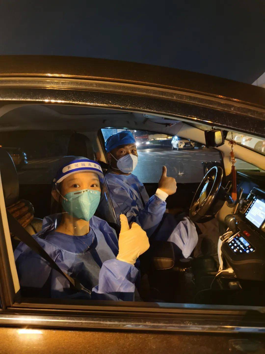 分别下沉到中高风险区域,全力支持社区核酸采样消毒,押运核酸样本