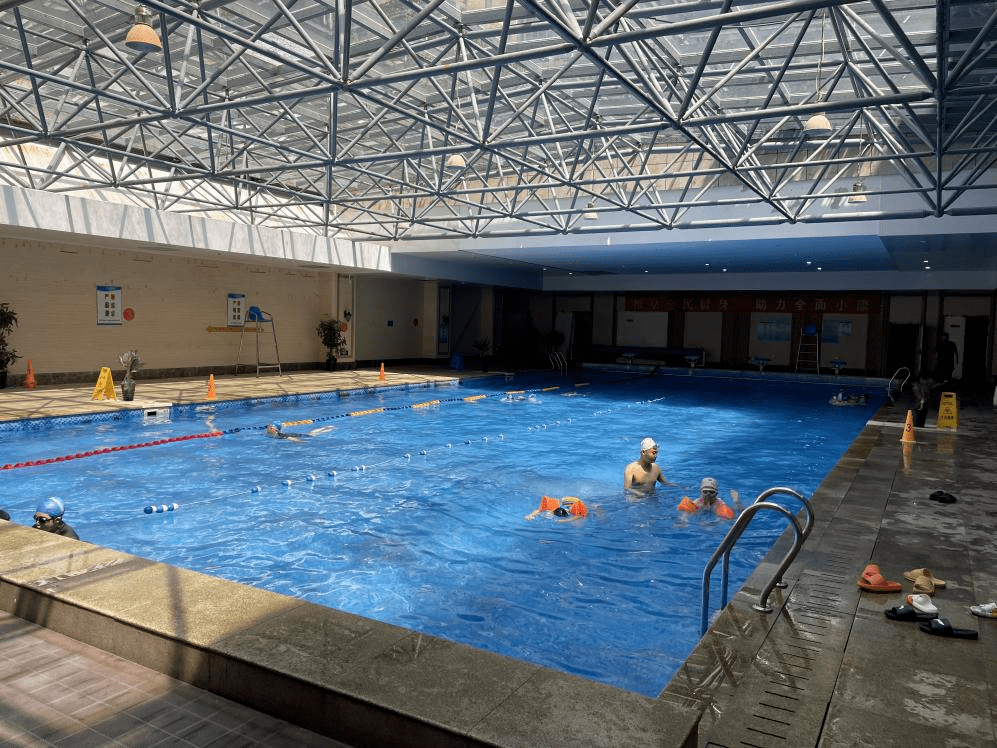 上午10时30分,执法人员来到位于中央花园东门附近一游泳馆,泳池内有