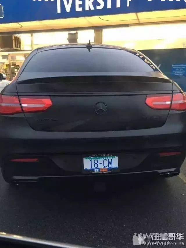 温哥华司机都是牛人!用纸壳手写车牌号,挂上车尾直接上路了!