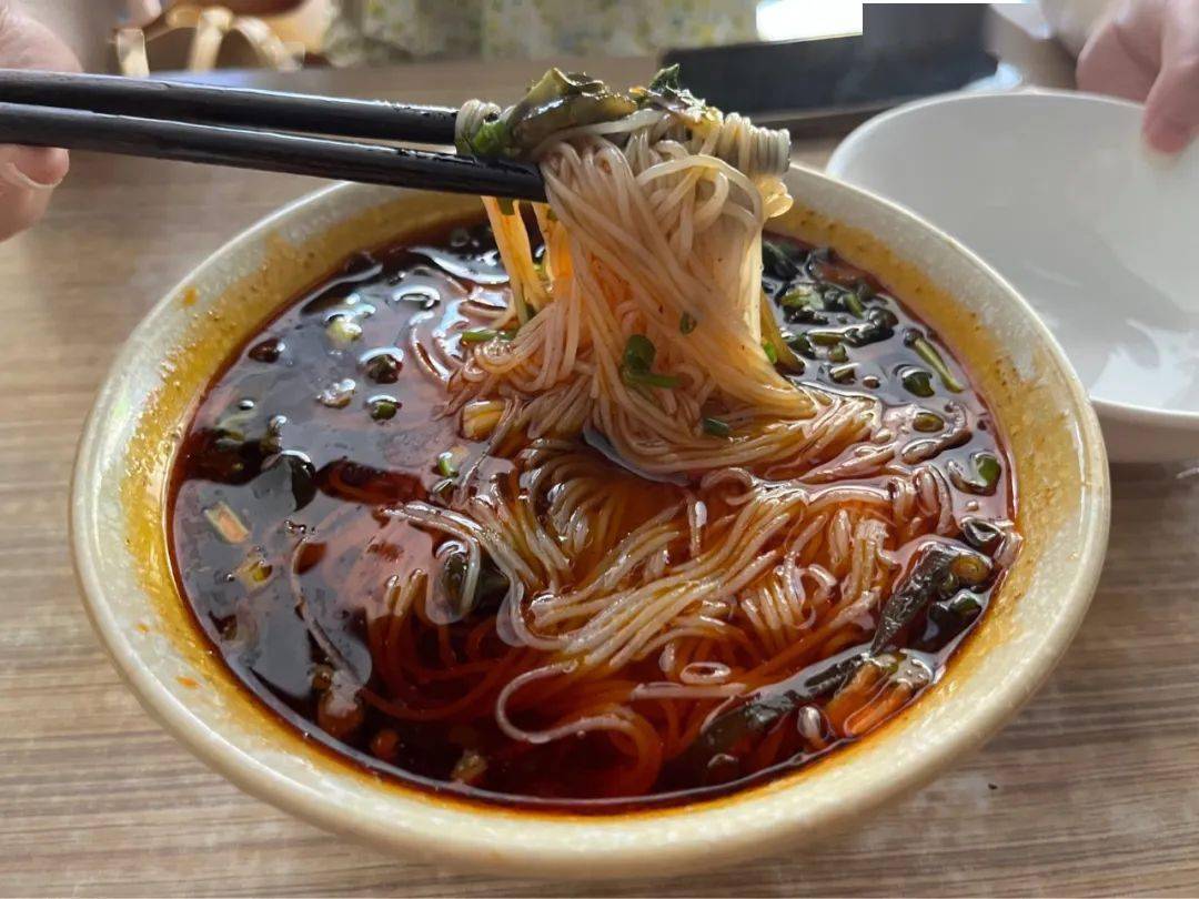 本广元人,今天给大家隆重介绍绵阳米粉_黄一白_清红汤_汤底