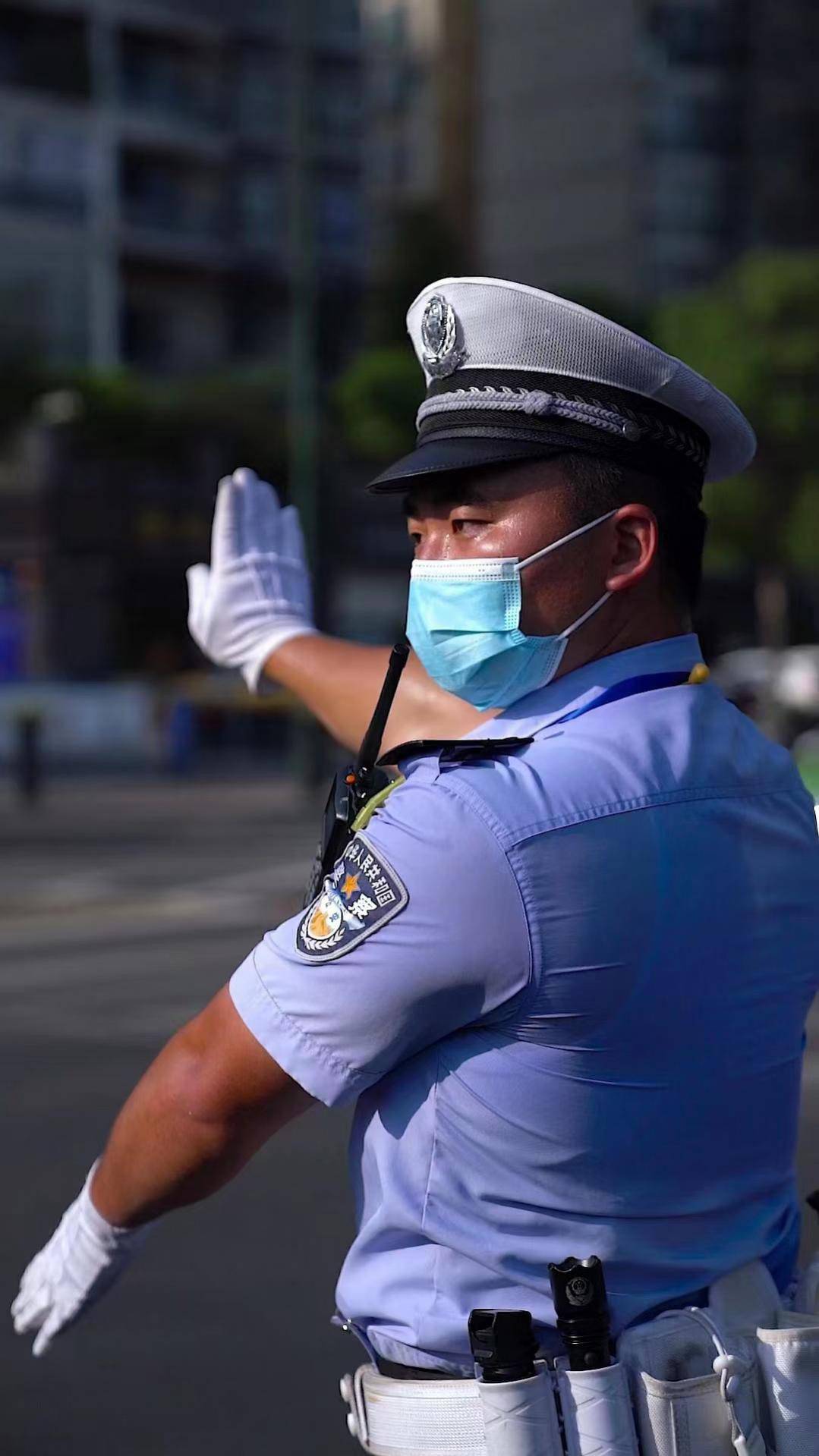 警察赤膊图片