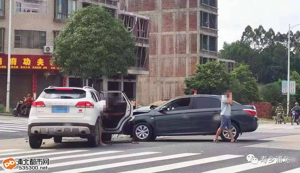 又是这个路口车祸!浦北两车激烈相撞,一车头凹损流水