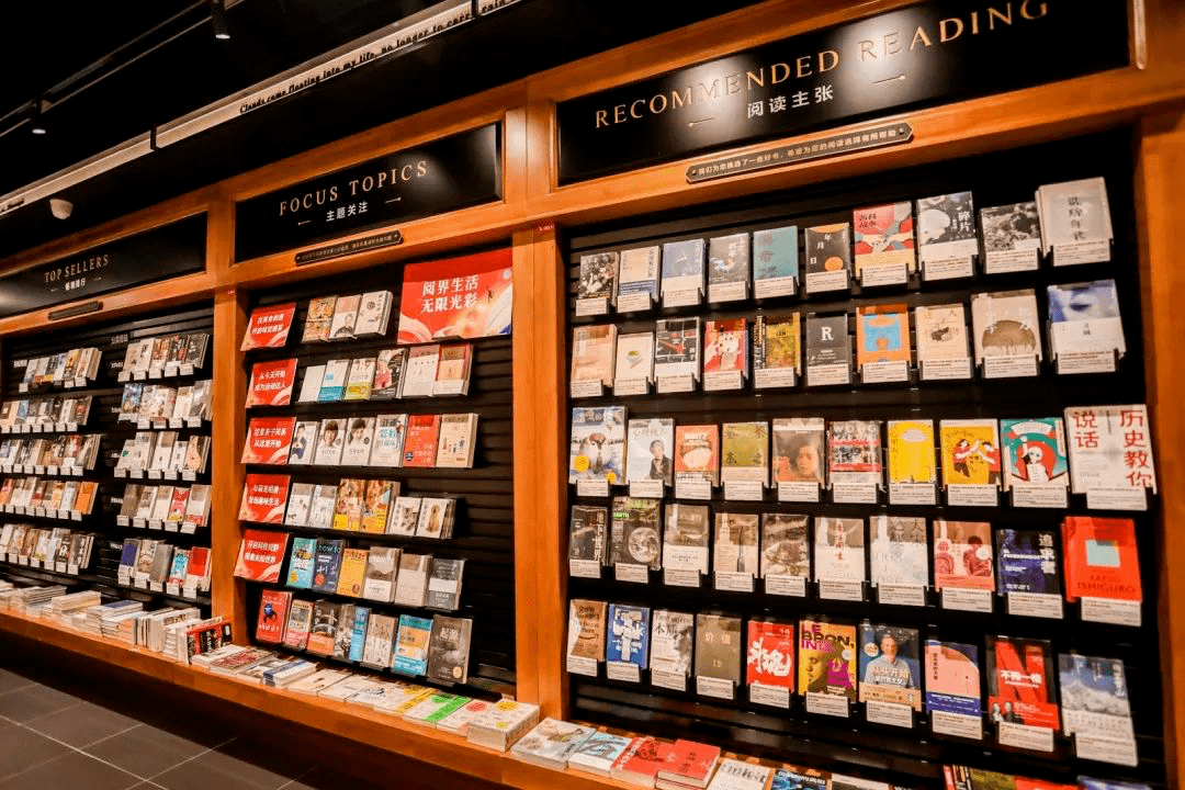 西西弗书店·上海瑞虹天地太阳宫店的产品线结构比较完整,图书的选择