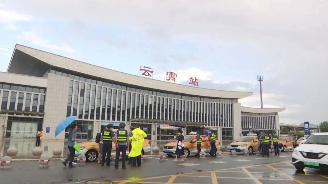 云霄动车站出租车专用通道启用_乘客_秩序_群众