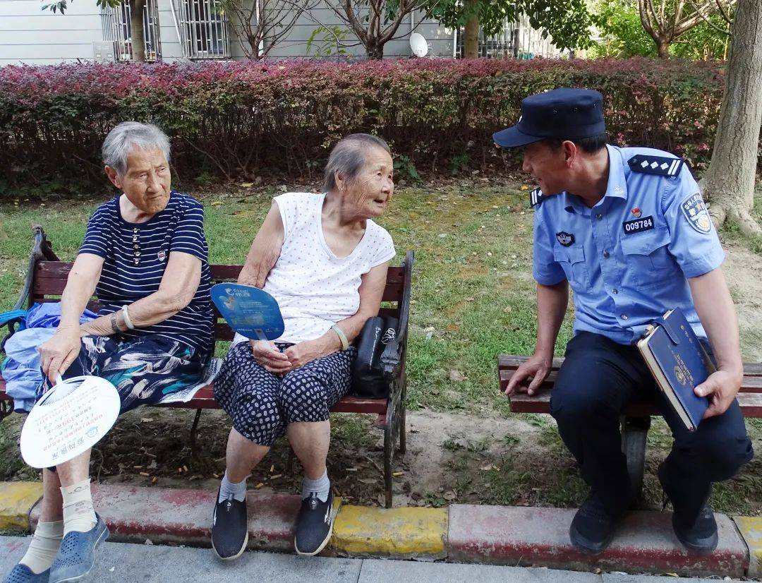 这位芜湖"片警"钉在了一个社区_俞灿芳_居民_刘大妈