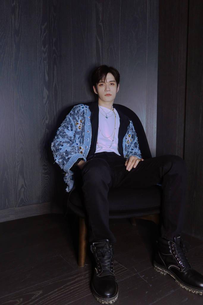 张颜齐蓝色西装造型写真释出 优雅帅气并重_张颜_写真_西装