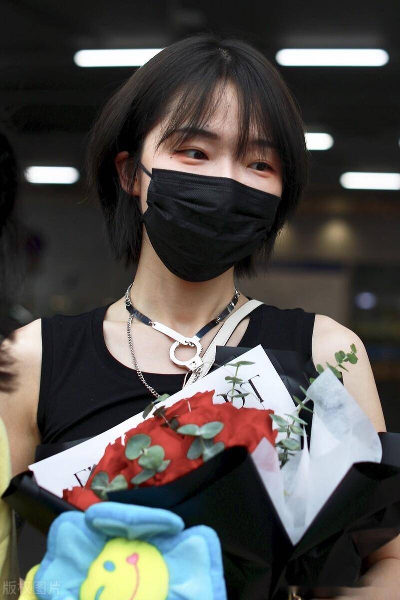 街拍:刘恋一头短发端庄秀丽,戴银色项链简约时髦_组合_专辑_miss