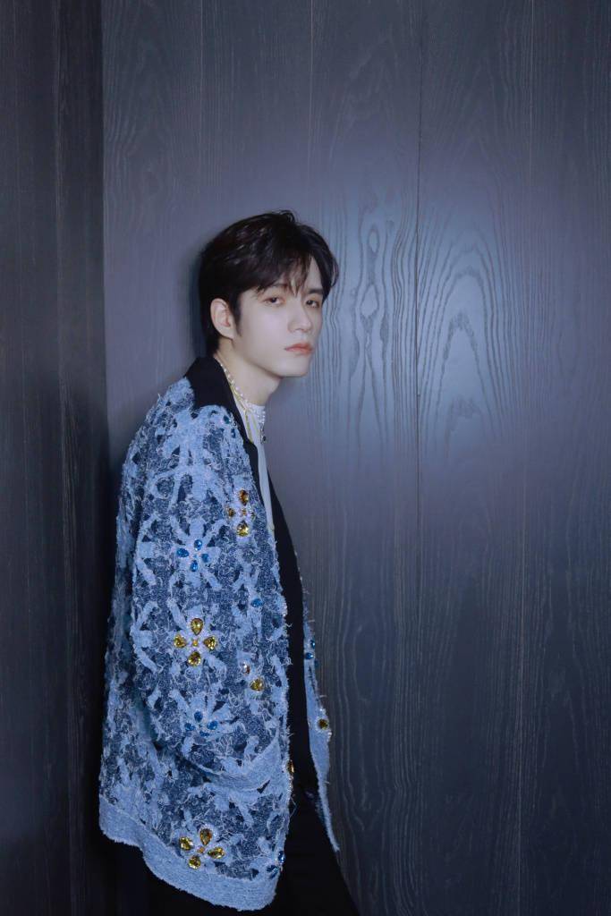 张颜齐蓝色西装造型写真释出 优雅帅气并重_张颜_写真_西装