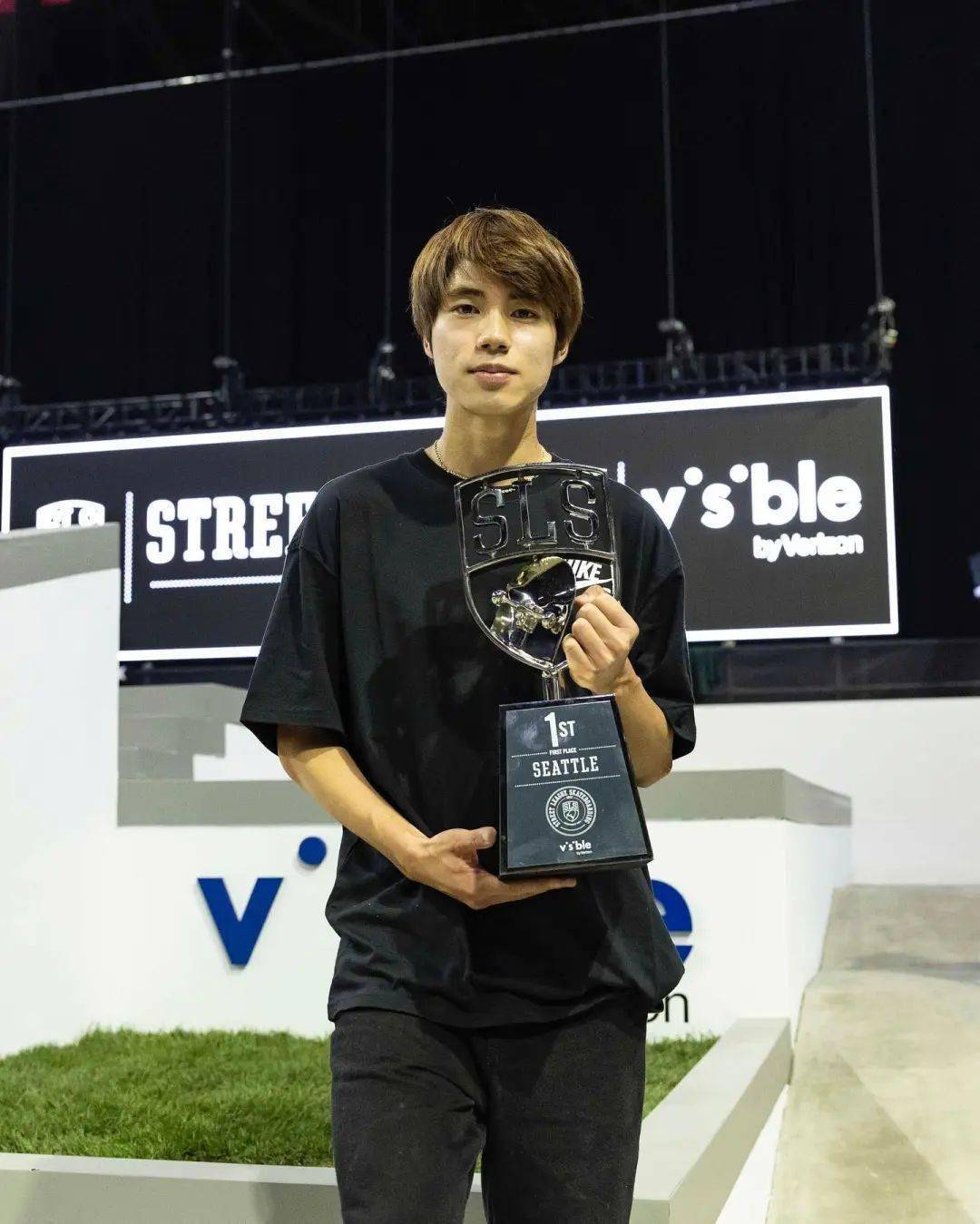 无人能挡sls西雅图站yutohorigome和rayssaleal再次举起冠军奖杯