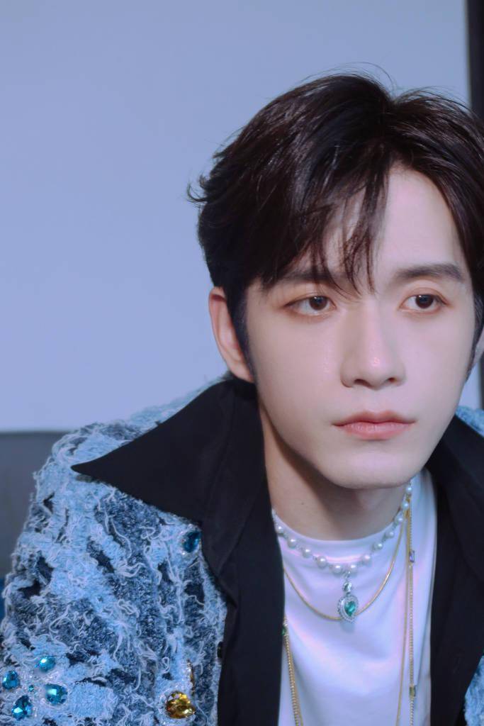 张颜齐蓝色西装造型写真释出 优雅帅气并重_张颜_写真_西装