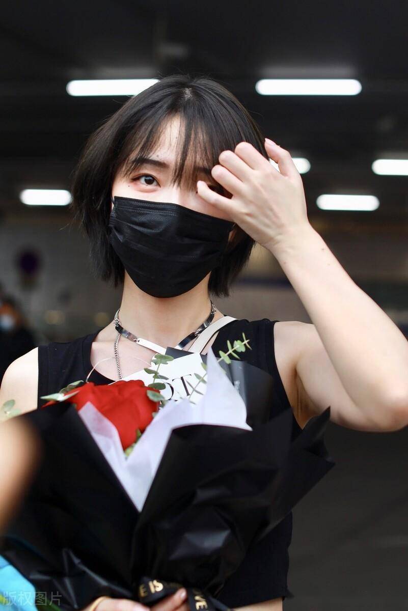 街拍:刘恋一头短发端庄秀丽,戴银色项链简约时髦_组合_专辑_miss