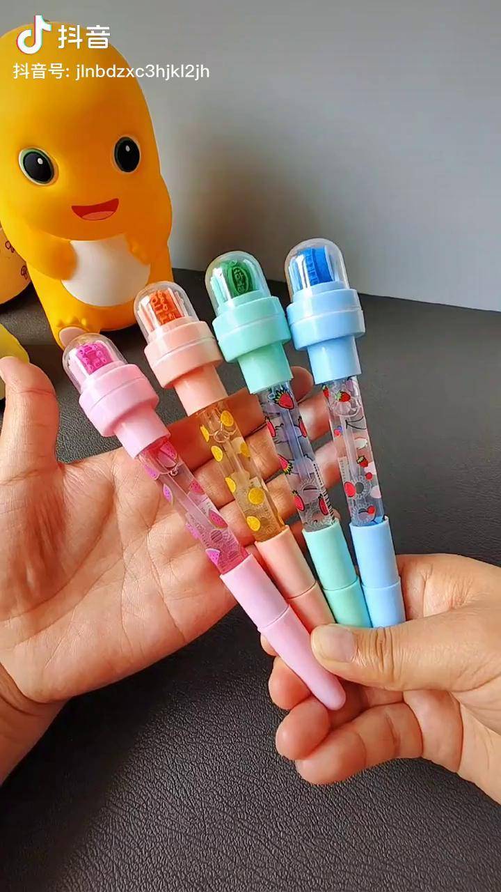 小朋友都喜欢的多功能泡泡笔来啦,是圆珠笔,也是滚轮印章,还是会发光