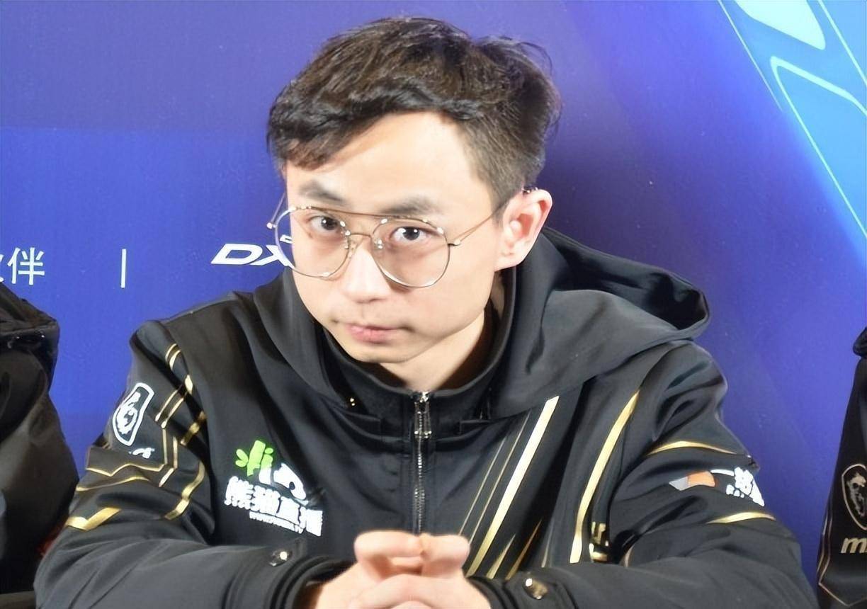 早在s5至s6期间,水晶哥曾凭借优秀的表现被称之为天才射手,其一手五杀
