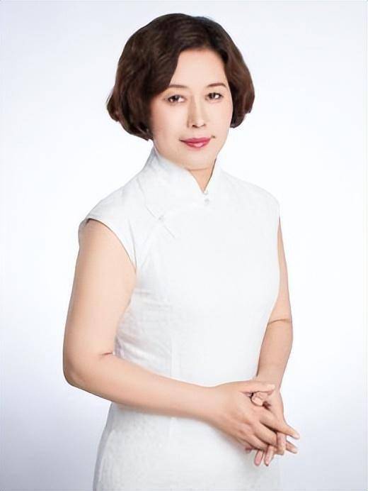 郑萍新西兰奥塔哥大学博士,深圳市工艺美术大师,深圳广美雕塑壁画艺术