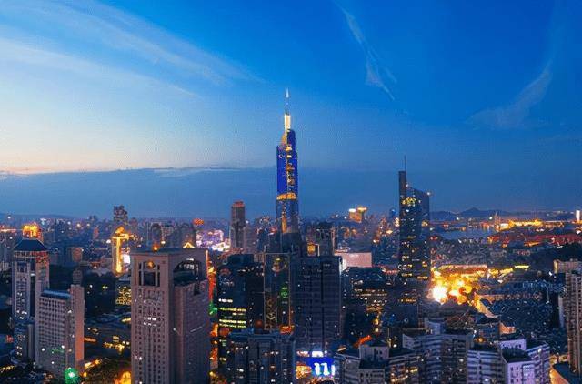 南京有一奇特高楼，外形和迪拜塔一样，位置却十分尴尬！