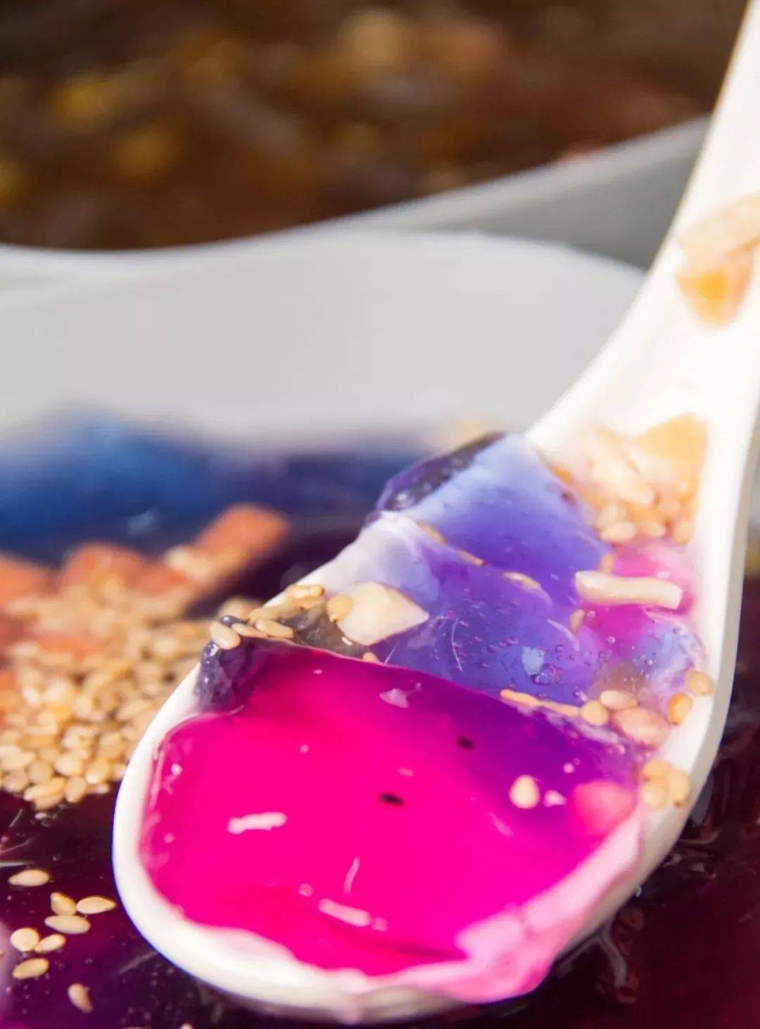 小丸子,山楂,花生,芝麻等使得冰粉的口感更丰富啦~冯黎黎米凉虾地址