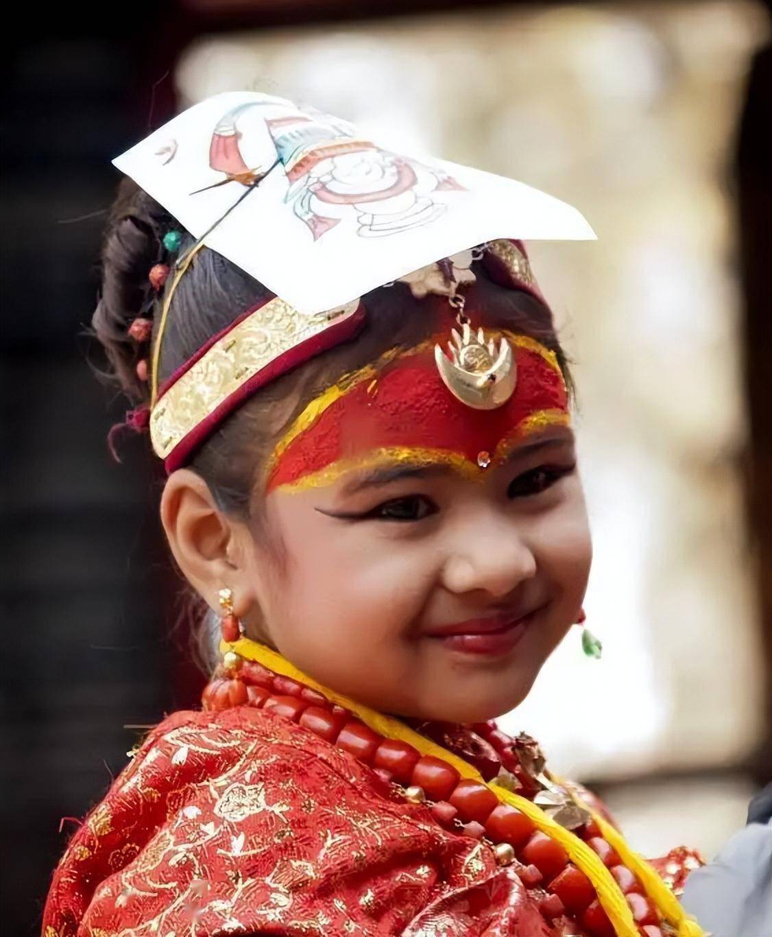 尼泊尔库玛丽:4岁上位被供奉10年,出门脚不沾地,退位后无人娶_女神_杜