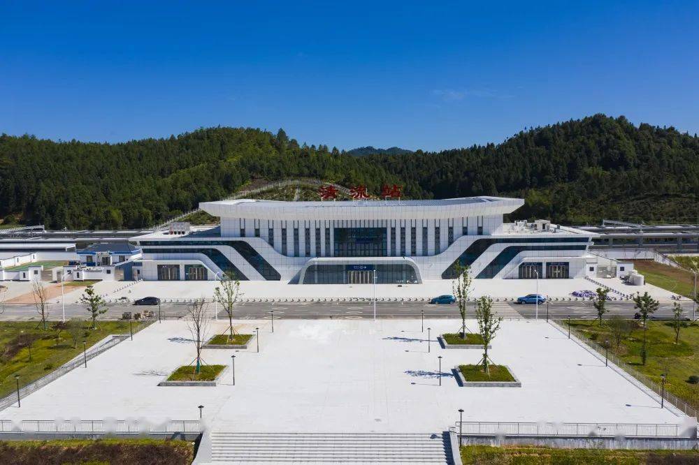 清流火车站为线侧平式车站,车站总建筑面积4998.16平方米,建筑高度15.