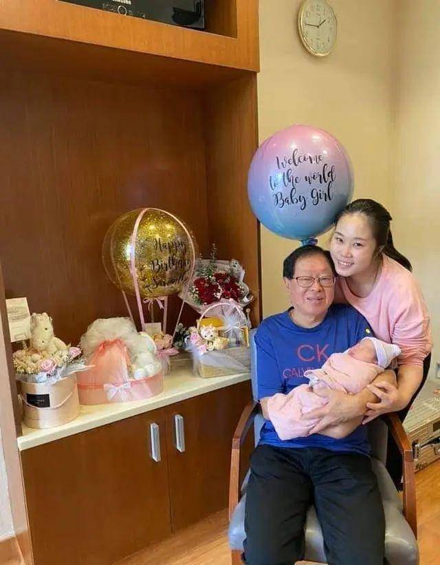 31岁女星为73岁富豪丈夫连生两孩子,一家三口同框像三代同堂_余凯慈