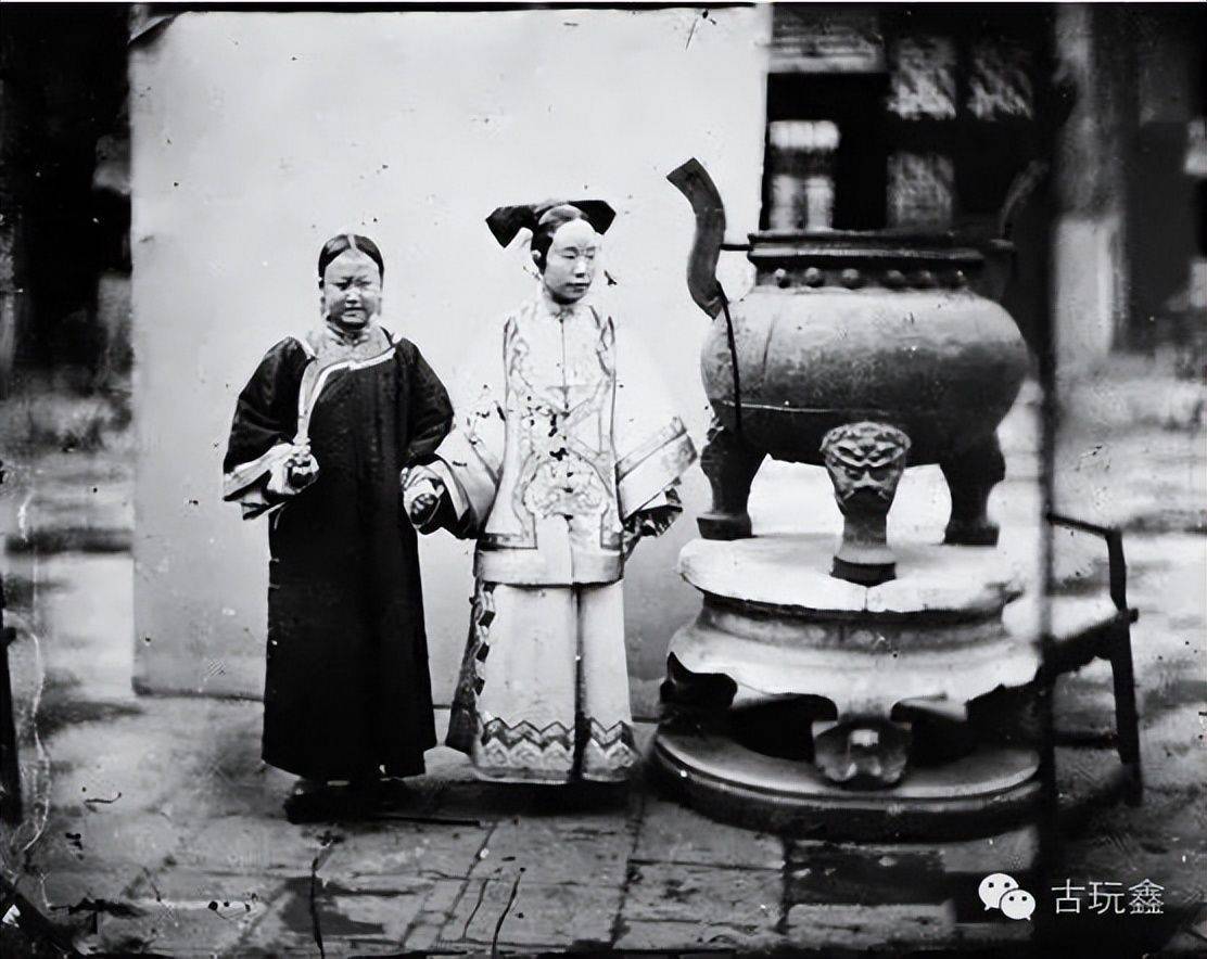 清朝满族妇女的发型经历了从二把头,架子头到钿子头和大拉翅的转变