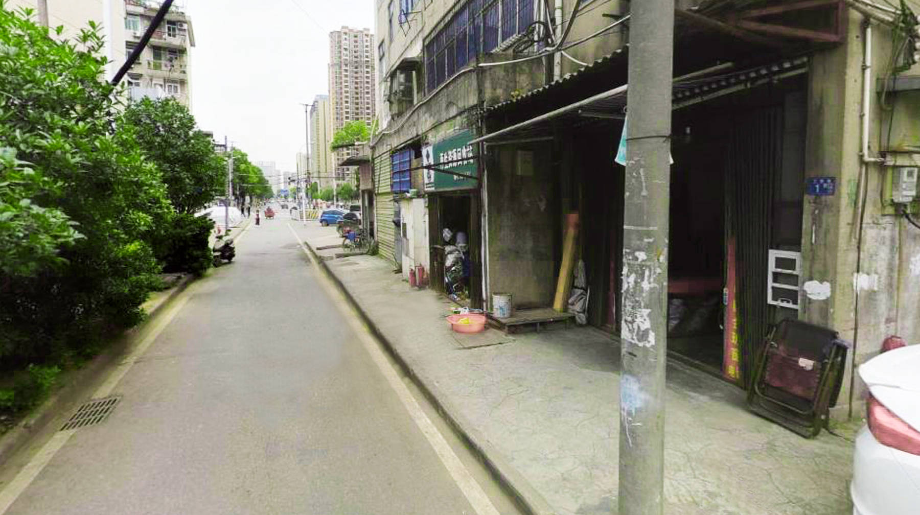 藏在武汉东西湖主城区的老巷子：入口处有座刀片楼，生活十分惬意