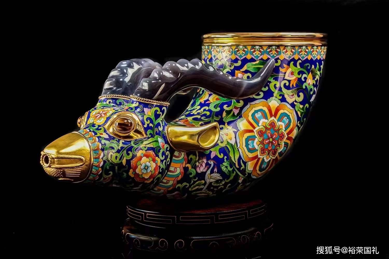 让两种艺术相结合,运用独特的造型结合繁复的景泰蓝工艺创作,融古纳今