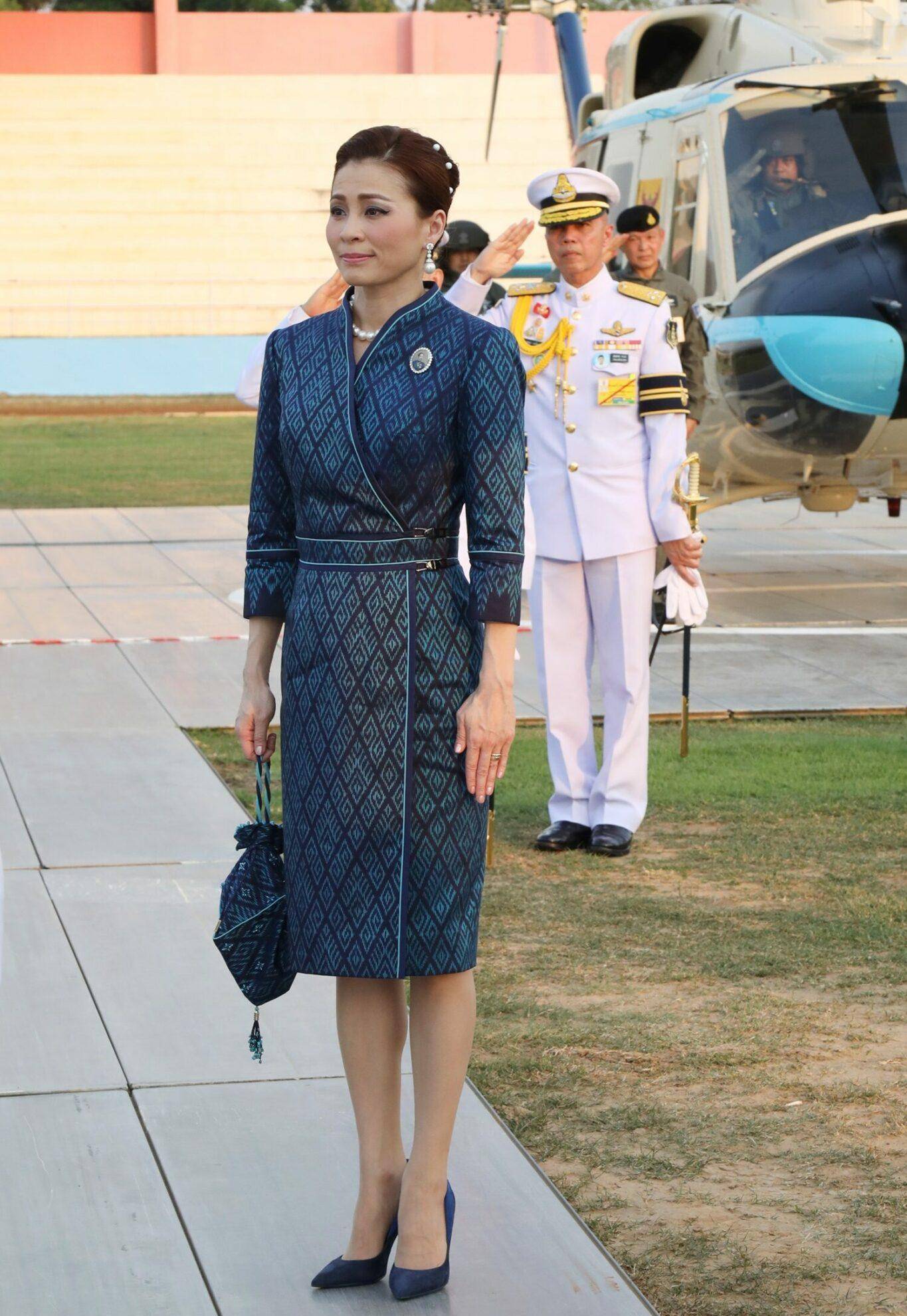 苏提达王后浴袍式蓝裙好美!